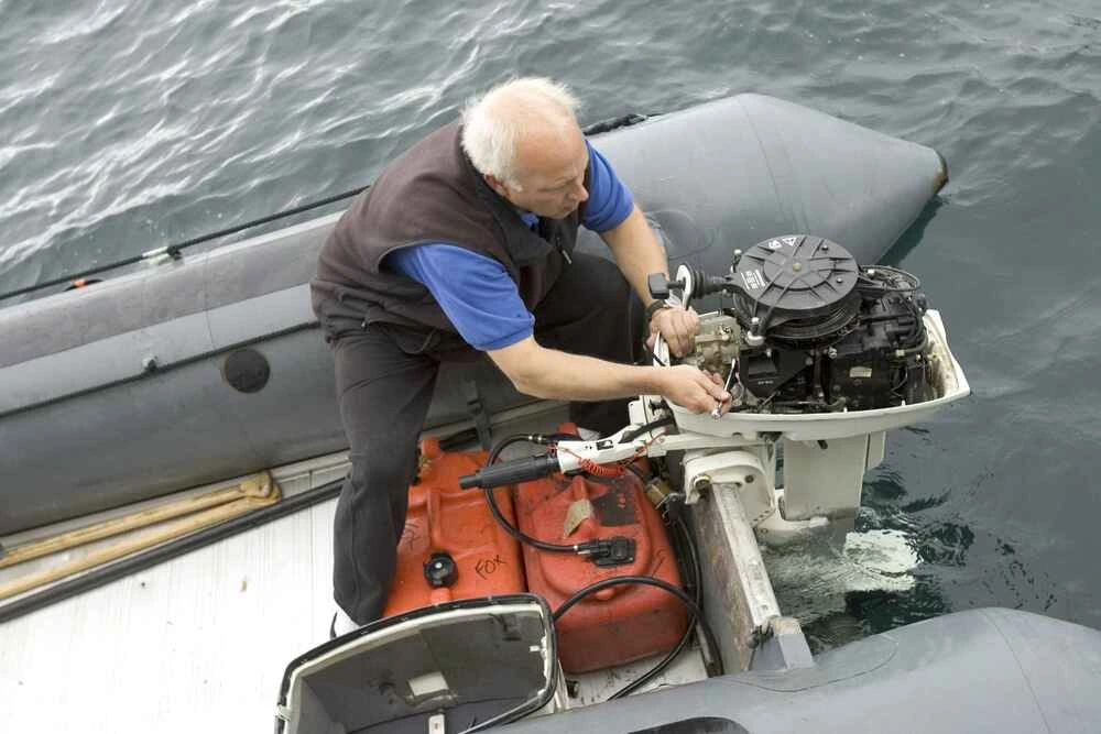 ¿Cuánto cuesta reparar un motor de barco